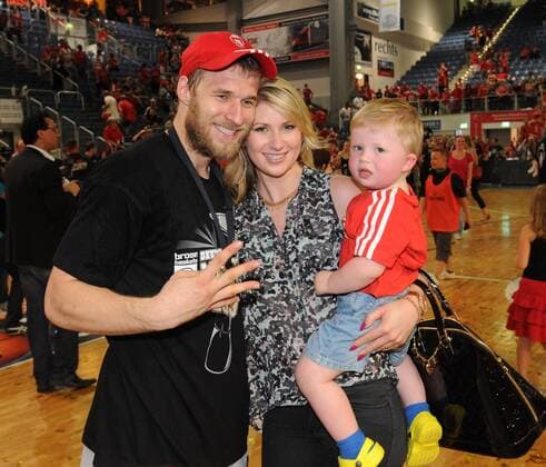 16.06.2013 - Basketball - Saison 2012 2013 - 1. Bundesliga Beko BBL - Playoff Playoffs - Finale Spiel 3 : Brose Baskets Bamberg - EWE Baskets Oldenburg - - Die Brose Baskets Bamberg sind Deutscher Meister - Anton Gavel (25, Brose Baskets Bamberg) und Freundin Elena und Sohn feiern deutsche Meisterschaft