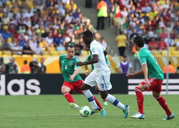 Gerardo TORRADO ( 06), (MEX), Mario BALOTELLI ( 09), (ITA), - Mexiko vs Italien, Confed Cup 2013, Estadio Mario Filho, Maracana. RIO DE JANEIRO RJ - Data:16 06 2013 x(65)xRuixPortoxFilhox xFotoarenax  (17126)