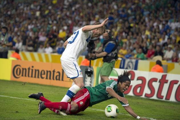 Ignazio Abate (ITA), Giovani dos Santos (MEX), JUNE 16, 2013 - Football Soccer : FIFA Confederations Cup Brazil 2013 Group A match between Mexico 1-2 Italy at Estadio do Maracana in Rio de Janeiro, Brazil. NoxThirdxPartyxSales  (ptmb042721)