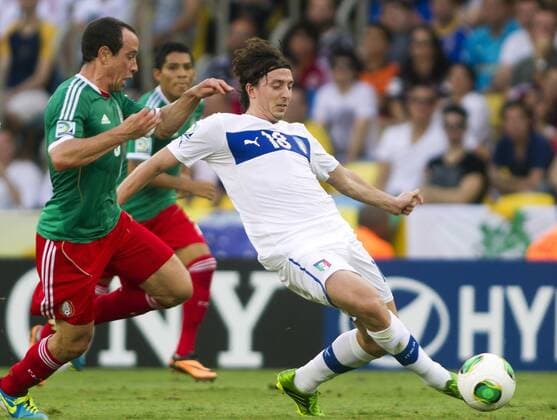 Mexico s Gerardo Torrado (L) vies for the ball with Riccardo Montolivo (R) of Italy, during the FIFA s Confederations Cup Brazil 2013 match, held at Maracana Stadium, in Rio de Janeiro, Brazil, on June 16, 2013. Italy won 2-1. (Xinhua StraffonImages) (itm) (SP)BRAZIL-RIO DE JANEIRO-CONFEDERATIONS-MEXICO VS ITALY 