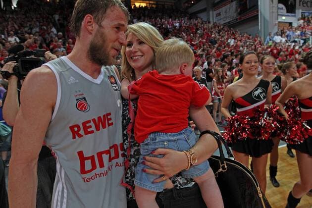 Basketball BEKO Bundesliga - 2012-2013: Brose Baskets Bamberg (16.06.2013) in der Stechert Arena (Bamberg). Bambergs Anton Gavel mit Ehefrau und Sohn.