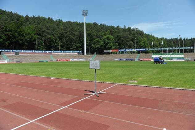 Fußball, Stadiongeschichte FC 08 Homburg Das Spielfeld im Waldstadion ist wegen Regenerierung des Rasens zur Zeit gesperrt, Kreisstadt Homburg, Der Bürgermeister - EP_Spektrum