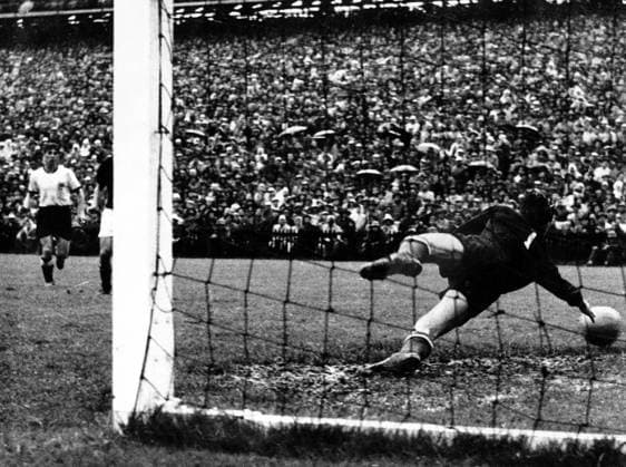 Torwart Gyula Grosics (Ungarn) kassiert im WM Finale 1954 in Bern das Tor zum 3:2 durch Helmut Rahn (BR Deutschland, nicht im Bild)