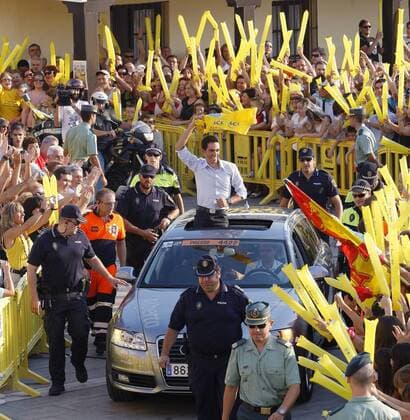 Alberto Contador (ESP) lässt sich nach seinem Sieg bei der Tour de France 2009 feiern xFOTOxCHEMAxREYx 
