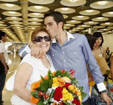 Alberto Contador receives the support of his fans in Madrid after won France Tour. In this pic, with his mother. xRODOLFOxESPINOSAx 
