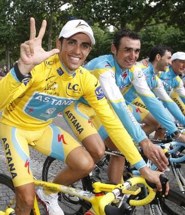 Contador celebrates his victory in Paris. xRODOLFOxESPINOSAx 