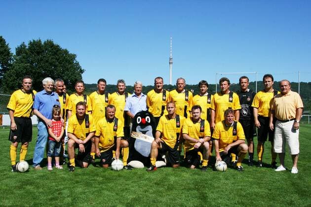 Teamfoto - hintere Reihe v.li. Matthias Müller,Betreuer Armin Grande,Reinhard Häfner,Frank Richter,Lutz Findeisen,Andreas Schmidt,Matthias Schulz,Hartmut Schade,Andreas Diebitz,Hans Jürgen Dörner,Matthias Schlicke,Dieter Riedel, vordere Reihe v.li. Uwe Jähnig,Olaf Hensel,Sven Ratke,Frank Lippmann,Claus Lichtenberger (SG Dynamo Dresden Oldies) - Oldstarsspiel FV Dresden 06 Laubegast vs. SG Dynamo Dresden im Stadion Steirische Straße in Dresden - Aktion,Deutschland,Fußball,Mann,Männer,31.08.2008