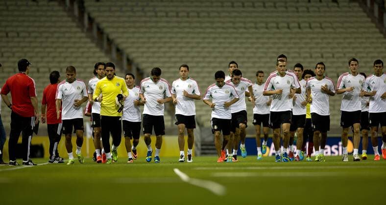(130618) -- FORTALEZA, June 18, 2013 (Xinhua) -- Mexico s players attend a training session at the Castelao Stadium, in Fortaleza, Brazil, on June 18, 2013. Mexico will face Brazil on Wednesday, in its second match during the the FIFA Confederations Cup Brazil 2013. (Xinhua Guillermo Arias) (fnc) (sp) BRAZIL-FORTALEZA-CONFEDERATIONS-MEXICO 