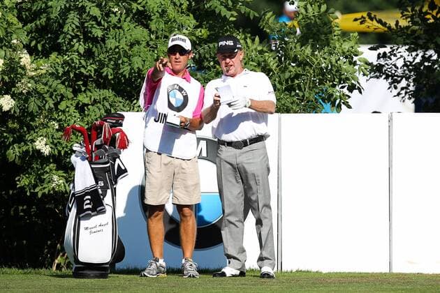 Miguel Angel JIMENEZ (ESP), bespricht sich mit seinem Caddy quer, querformat, horizontal, landscape, EP_ckt