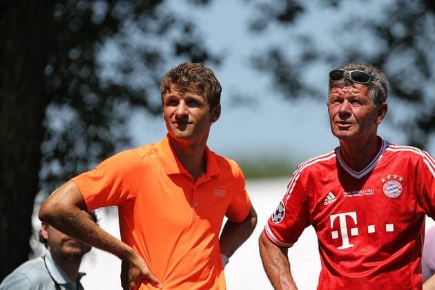 am Abschlag, Tee Thomas MÜLLER 25 (FC Bayern München) mit seinem Caddy Willi HERMANN ( Head Greenkeeper vom Golfclub Eichenried) quer, querformat, horizontal, landscape, EP_ckt