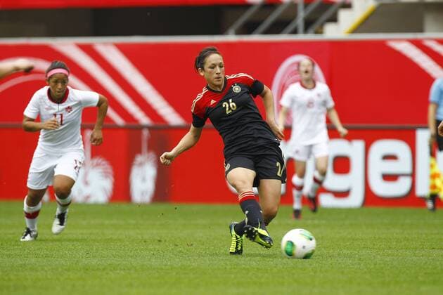 19.06.2013, Benteler-Arena, Paderborn, Frauenfussball, Länderspiel, Deutschland vs Kanada, im Bild Nadine Kessler (26, Deutschland) spielt den Ball GER, FSP, Deutschland vs Kanada