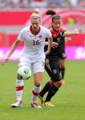 Paderborn Fußball Frauen Länderspiel Deutschland - Kanada, v.l. Lauren Sesselmann (Kanada), Lena Lotzen (GER)