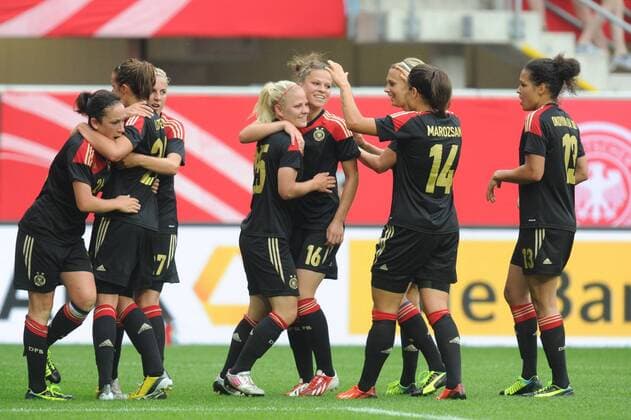 Jubel Freude nach dem Treffer Tor zum 1:0 durch Leonie MAIER (Deutschland, SC 07 Bad Neuenahr) (M) EP_SIPPEL