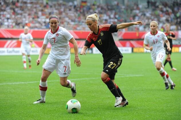 Zweikampf zwischen Rhian WILKINSON (Kanada, Baie d Urfe, QC) (L) und Jennifer CRAMER (Deutschland, 1. FFC Turbine Potsdam), Aktion, Action EP_SIPPEL