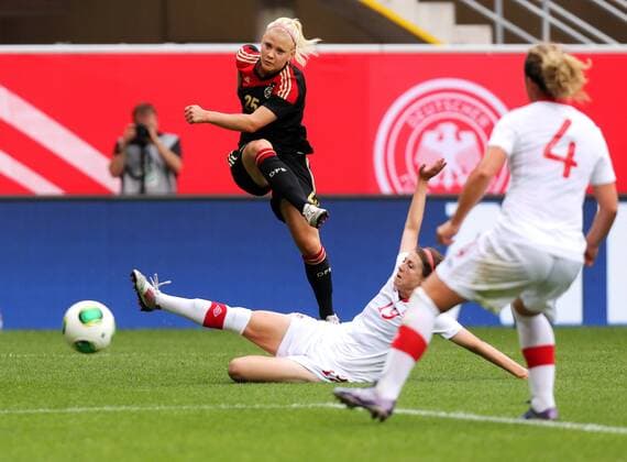 Paderborn Fußball Frauen Länderspiel Deutschland - Kanada, Tor zum 1:0 durch Leonie Maier (GER), rechts Chelsea Stewart (Kanada)