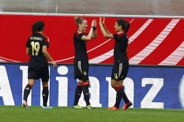 19.06.2013, Benteler-Arena, Paderborn, Frauenfussball, Länderspiel, Deutschland vs Kanada, im Bild Fatmire Bajramaj (19, Deutschland, li.), Simone Laudehr (6, Deutschland) und Dzsenifer Marozsan (14, Deutschland) freuen sich über den Sieg GER, FSP, Deutschland vs Kanada