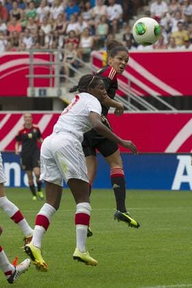 19.06.2013, Benteler-Arena, Paderborn, Frauenfussball, Länderspiel, Deutschland vs Kanada, im Bild Kadeisha Buchanan (9, Kanada, li.) kann den Kopfball von Celia Okoyino da Mbabi (13, Deutschland) nicht verhindern GER, FSP, Deutschland vs Kanada