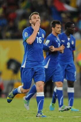 RECIFE, June 19, 2013 -- Italy s Daniele De Rossi celebrates after scoring during the FIFA s Confederations Cup Brazil 2013 match against Japan, held Arena Pernambuco Stadium, in Recife, Brazil, on June 19, 2013. Italy won 4-3.(Xinhua Nicolas Celaya) (itm) (SP)BRAZIL-RECIFE-CONFEDERATIONS-ITALY VS JAPAN 