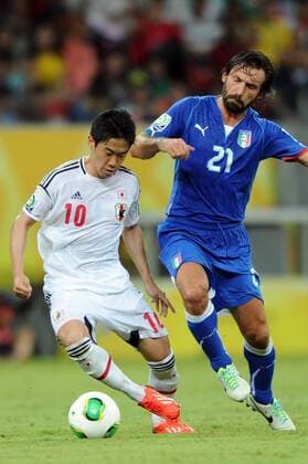 RECIFE, June 19, 2013 -- Italy s Andrea Pirlo (R) vies for the ball with Shinji Kagawa (L) of Japan, during the FIFA s Confederations Cup Brazil 2013 match, held Arena Pernambuco Stadium, in Recife, Brazil, on June 19, 2013. Italy won 4-3. (Xinhua Weng Xinyang) (itm) (SP)BRAZIL-RECIFE-CONFEDERATIONS-ITALY VS JAPAN 