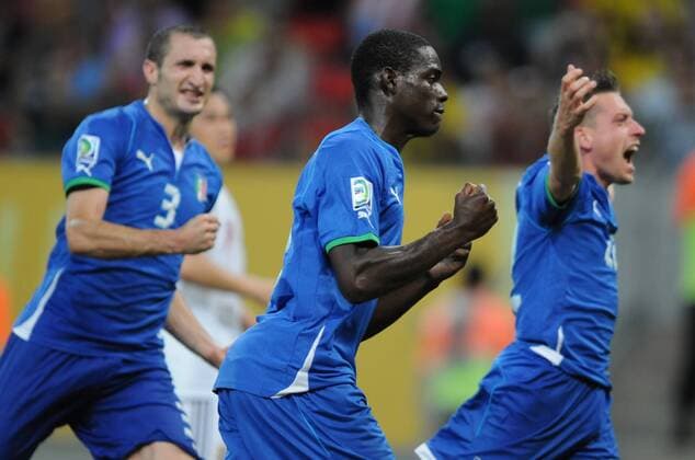 RECIFE, June 19, 2013 -- Italy s Mario Balotelli (C) celebrates after scoring during the FIFA s Confederations Cup Brazil 2013 match against Japan, held Arena Pernambuco Stadium, in Recife, Brazil, on June 19, 2013. Italy won 4-3. (Xinhua Nicolas Celaya) (itm) (SP)BRAZIL-RECIFE-CONFEDERATIONS-ITALY VS JAPAN 