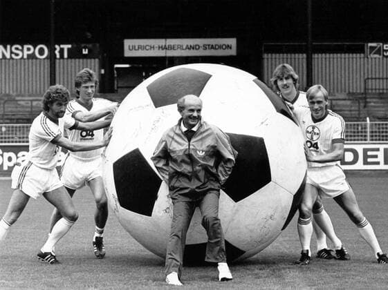 Trainer Dettmar Cramer (Mitte) mit v.li.: Florian Hinterberger, Christian Schreier, Alois Reinhardt und Anders Giske (alle Bayer 04 Leverkusen)