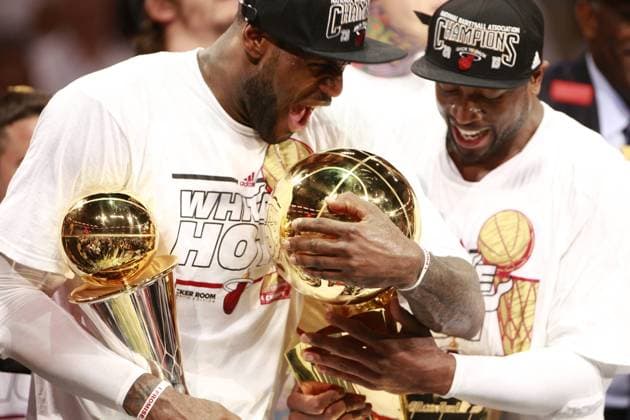 (130621) -- MIAMI, June 20, 2013 (Xinhua) -- LeBron James (L) of Miami Heat celebrates with teammate Dwyane Wade after the game 7 of the NBA Basketball Herren USA finals against San Antonio Spurs in Miami, the United States, on June 20, 2013. Heat defeated Spurs 95-88 and won the champion. (Xinhua Song Qiong) (SP)US-MIAMI-NBA-FINALS-GAME 7 