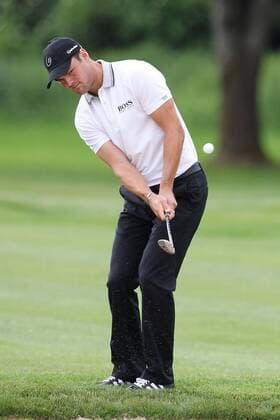 Martin KAYMER (GER) beim Chip aufs Green Freisteller, Ganzkoerper, Ganzfigur, Einzelaktion, hoch , hochformat, vertikal, Aktion, EP_ckt