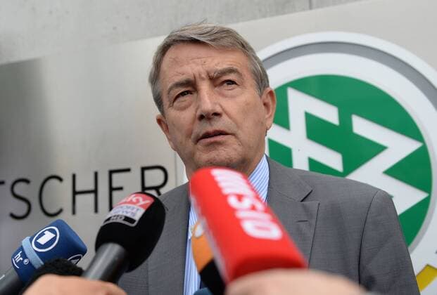 21.06.2013, xjhx, DFB Präsidiumssitzung Executive Meeting, v.l. DFB Präsident Wolfgang Niersbach (Deutsche Fussball Bund) gibt ein TV Interview.