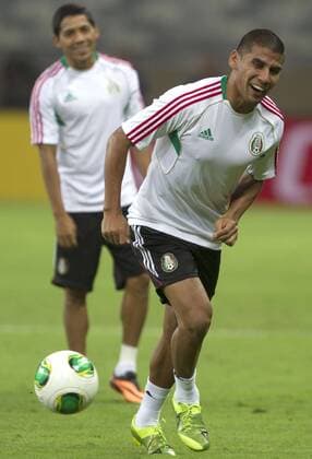 BELO HORIZONTE, June 21, 2013 -- Mexico s Carlos Salcido attends a training session at the Mineirao Stadium in Belo Horizonte, Brazil, on June 21, 2013. Mexico will face Japan on Saturday in its third match of the FIFA Confederations Cup Brazil 2013. (Xinhua David de la Paz) (itm) (SP)BRAZIL-BELO HORIZONTE-CONFEDERATIONS-MEXICO 