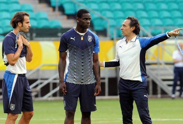 BAHIA, June 21, 2013 -- Italy s Alberto Gilardino (L), Mario Balotelli (C) and head coach Cesare Prandelli participate in a training session at Arena Fonte Nova Stadium in Salvador, Brazil, on June 21, 2013. Italy will face Brazil on Saturday in its third match of the FIFA Confederations Cup Brazil 2013. (Xinhua Nicolas Celaya) (itm) (SP)BRAZIL-SALVADOR-CONFEDERATIONS-ITALY 