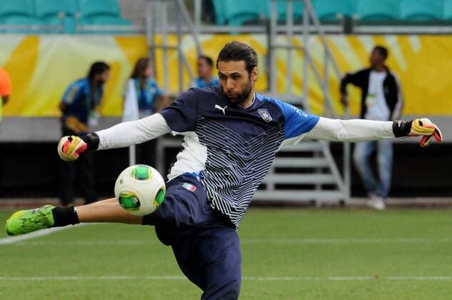 BAHIA, June 21, 2013 -- Italy s goalkeeper Salvatore Sirigu participates in a training session at Arena Fonte Nova Stadium in Salvador, Brazil, on June 21, 2013. Italy will face Brazil on Saturday in its third match of the FIFA Confederations Cup Brazil 2013. (Xinhua Nicolas Celaya) (itm) (SP)BRAZIL-SALVADOR-CONFEDERATIONS-ITALY 