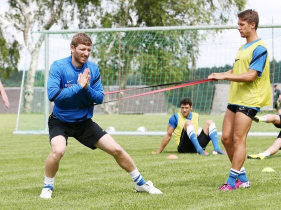 Bad Brambach, 21.06.2013, Sportplatz am Wachberg, Fussball, 2.Bundesliga, FC Erzgebirge Aue. , Trainingscamp, Krafteinheit. , Im Bild: Ronald Gercaliu und Jakub Sylvestr (re.). ,
