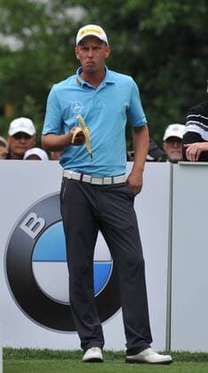 Marcel SIEM (GER) stärkt sich noch vor dem Abschlag. Deutschland, Eichenried: Golf, European Tour: 25. BMW International Open 3. Tag am 22.06.2013, Golfclub München Eichenried.