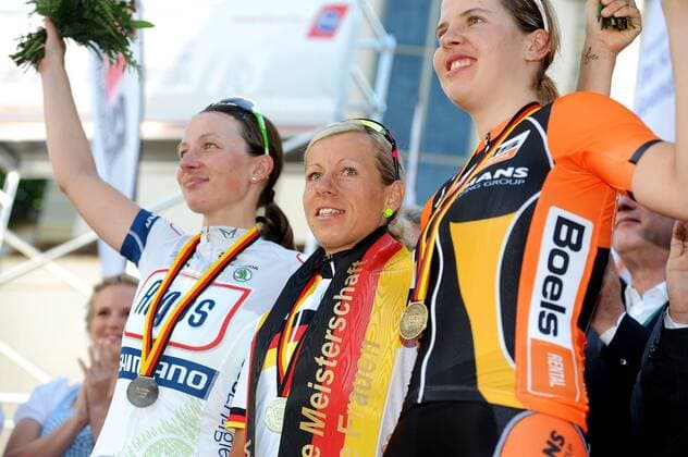 Podium v.l.n.r. - (2.) Elke GEBHARDT ( GER Argos Shimano ) - (1.) Trixi WORRACK ( GER Team Specialized - Lululemon ) - (3.) Romy KASPER ( GER Dolmans Boels ) - Jubel - Freude - Emotionen - Aktion - quer - Event: Deutsche Meisterschaften 2013 - Strassenrennen der Frauen 2013 - Location: Deutschland - Wangen - Baden Württemberg - Europa - Datum: 22.06.2013