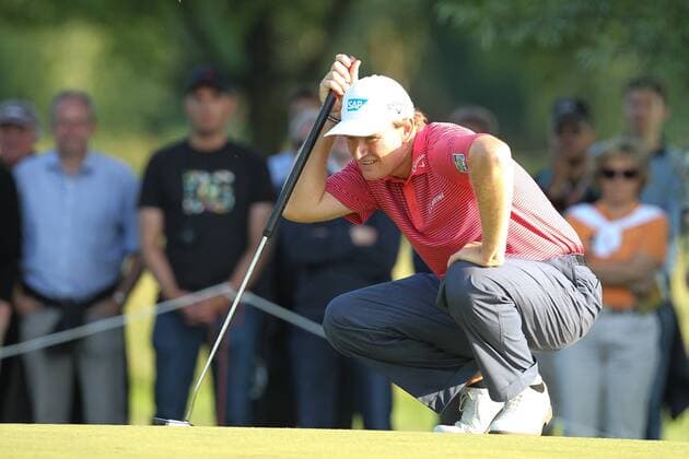 Ernie ELS (RSA) beim lesen der Puttlinie auf dem Green EP_ckt