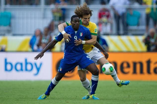 Mario Balotelli und David Luiz d- Italien - Brasilien, Arena Fonte Nova. Salvador BA - 22 06 2013. x(725)xMarceloxMachadoxdexMelox x  (17132) ItÃ¡lia x Brasil
