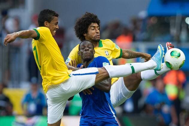 Luiz Gustavo und Dante gegen Mario Balotelli - Italien - Brasilien Arena Fonte Nova. Salvador BA - 22 06 2013. x(725)xMarceloxMachadoxdexMelox x  (17132)