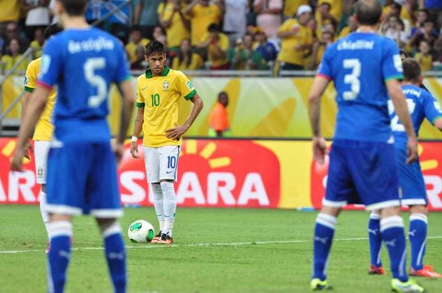 Neymar trifft per Freistoß - Italien - Brasilien Arena Fonte Nova. Salvador BA - 22 06 2013. x(2113)xMauroxAkinxNassorx xFotoax  (17132)