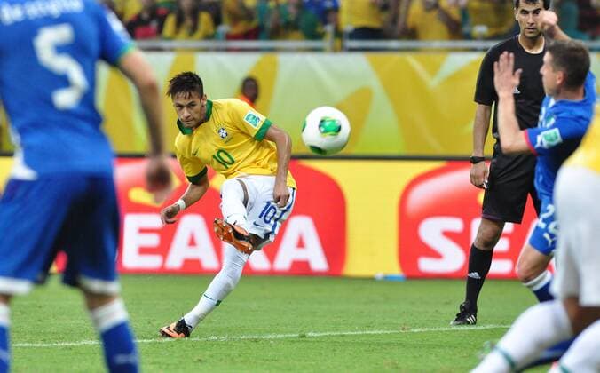 Neymar trifft per Freistoß - Italien - Brasilien Arena Fonte Nova. Salvador BA - 22 06 2013. x(2113)xMauroxAkinxNassorx xFotoax  (17132)