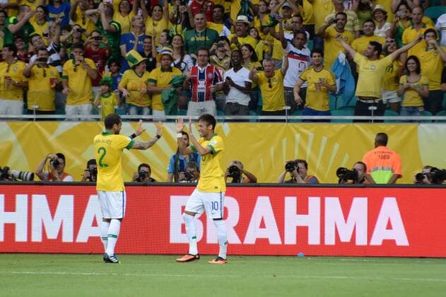Neymar trifft per Freistoß , Jubel mit Dani Alves - Italien - Brasilien Arena Fonte Nova. Salvador BA - 22 06 2013. x(2113)xMauroxAkinxNassorx xFotoax  (17132)
