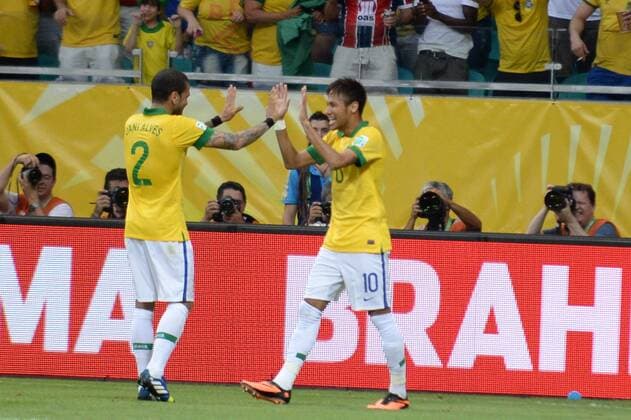 Neymar trifft per Freistoß , Jubel mit Dani Alves- Italien - Brasilien Arena Fonte Nova. Salvador BA - 22 06 2013. x(2113)xMauroxAkinxNassorx xFotoax  (17132)