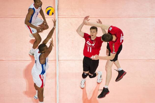 Volleyball, FIVB World League, Deutschland vs. Kuba 22.06.13, Arena Bremen, Bremen Rolando Cepeda ( 8 CUB), Isbel Mesa ( 16 CUB) - Lukas Kampa ( 11 GER), Angriff Marcus Böhme Boehme ( 8 GER)