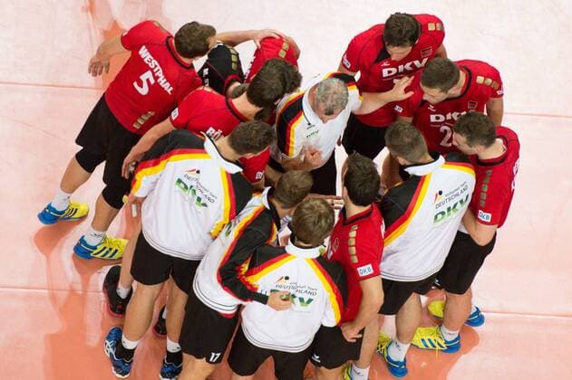 Volleyball, FIVB World League, Deutschland vs. Kuba 22.06.13, Arena Bremen, Bremen Vital Heynen (Bundestrainer Trainer GER) spricht nach dem Sieg zur Mannschaft zum Team