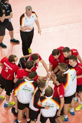 Volleyball, FIVB World League, Deutschland vs. Kuba 22.06.13, Arena Bremen, Bremen Vital Heynen (Bundestrainer Trainer GER) spricht nach dem Sieg zur Mannschaft zum Team