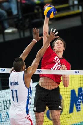 Volleyball, FIVB World League, Deutschland vs. Kuba 22.06.13, Arena Bremen, Bremen Block Lazaro Raydel Fundora Travieso ( 11 CUB) - Angriff Jochen Schöps Schoeps ( 10 GER)