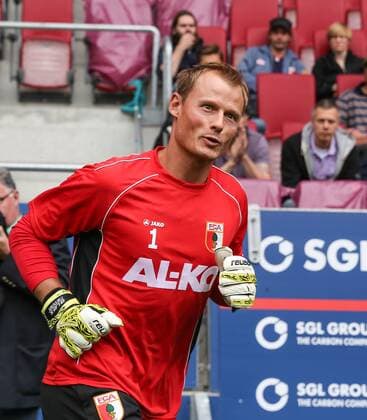 Alexander MANNINGER (Torwart FC Augsburg) ist die Nr. 1 und trägt seit heute auch die Nummer 1, Einzelbild, Aktion, FC Augsburg, Trainingsauftakt, Trainingsbeginn, Saison 2013-2014, Fussball, Männer, 1. Bundesliga,