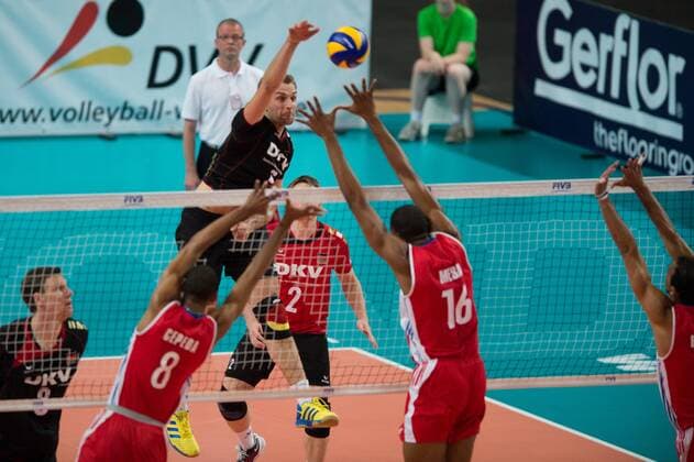 Volleyball, FIVB World League, Deutschland vs. Kuba 23.06.13, Arena Bremen, Bremen Angriff Dirk Westphal ( 5 GER) - Block Rolando Cepeda ( 8 CUB), Isbel Mesa ( 16 CUB)