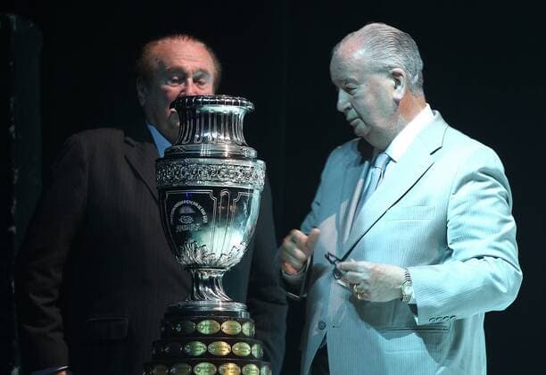 Nicolas Leoz, Präsident Julio Grondona (AFA) und sie Copa America Trophäe - Sorteo de la Copa America Argentina 2011 - Teatro Argentino de La Plata, Buenos Aires - Argentina. Foto: JavierGarciaMartino Photogamma.