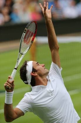 Roger Federer of Switzerland serves during the first round of the men s singles at the Wimbledon Lawn Tennis Championships in the All England Lawn Tennis and Croquet Club in London, Britain, on June 24, 2013. (Xinhua Yin Gang) (SP)BRITAIN-LONDON-TENNIS-WIMBLEDON 