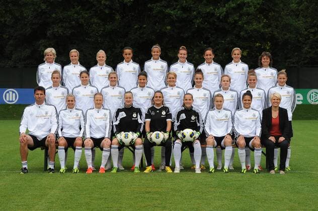 24.06.2013 --- 3.EM-Vorbereitungslehrgang Frauen- Nationalmannschaft, Muenchen, Training hintere Reihe v.l.n.r.: Bundestrainerin Sylvia NEID (DFB Frauen), Svenja HUTH (DFB Frauen), Leonie MAIER (DFB Frauen), Fatmire BAJRAMAJ (DFB Frauen), Lena LOTZEN (DFB Frauen), Anja MITTAG (DFB Frauen), Nadine KESSLER (DFB Frauen), Jennifer CRAMER (DFB Frauen), Co-Trainerin Ulrike BALLWEG Mittlere Reihe v.l.n.r.: Siomone LAUDEHR (DFB Frauen), Annike KRAHN (DFB Frauen), Luisa WENSING (DFB Frauen) Dzsenifer MAROZSAN (DFB Frauen), Saskia BARTUSIAK (DFB Frauen), Sara DAEBRITZ (DFB Frauen), Isabelle LINDEN (DFB Frauen), Melanie LEUPOLZ (DFB Frauen), Bianca SCHMIDT (DFB Frauen) Unt3ere Reihe v.l.n.r.: Torwartrainer Michael FUCHS, Lena GOESSLING (DFB Frauen), Melanie BEHRINGER (DFB Frauen), Torfrau Almuth SCHULT (DFB Frauen), Torfrau Nadine ANGERER (DFB Frauen), Torfrau Laura BENKARTH (DFB Frauen), Josephine